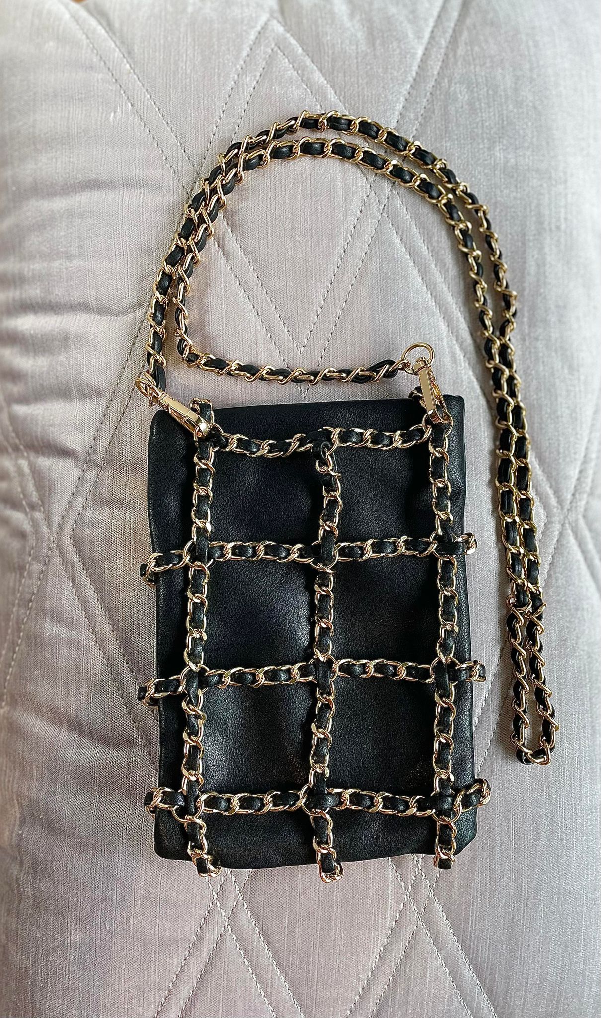 Crossbody bag with gold chain patchwork - black