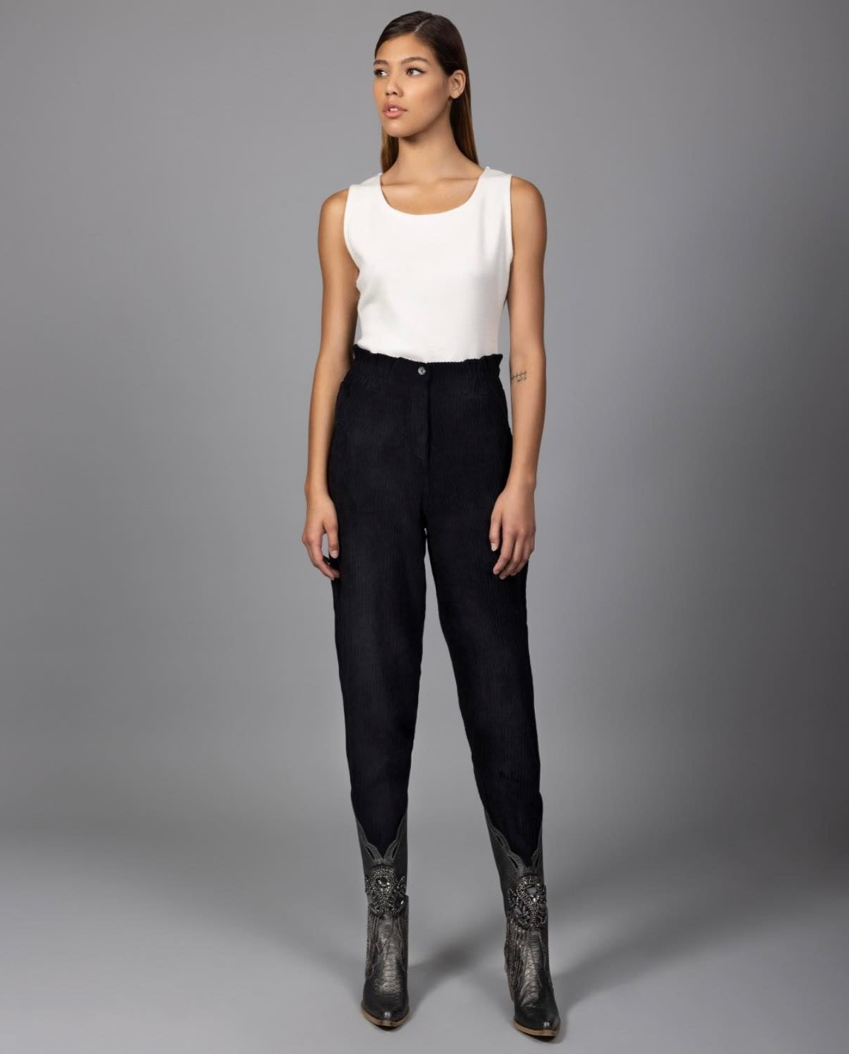 Tailored black cotton pants with belt