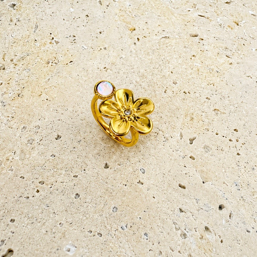 Gold flower crystal ring